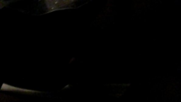 ਨੈਕਸਟ ਡੋਰ ਨਿੱਕੀ ਕਪਾਹ ਦੇ ਥੌਂਗ ਵਿੱਚ ਆਪਣੇ ਗੋਲ ਗਧੇ ਨੂੰ ਦਿਖਾਉਂਦੀ ਹੈ